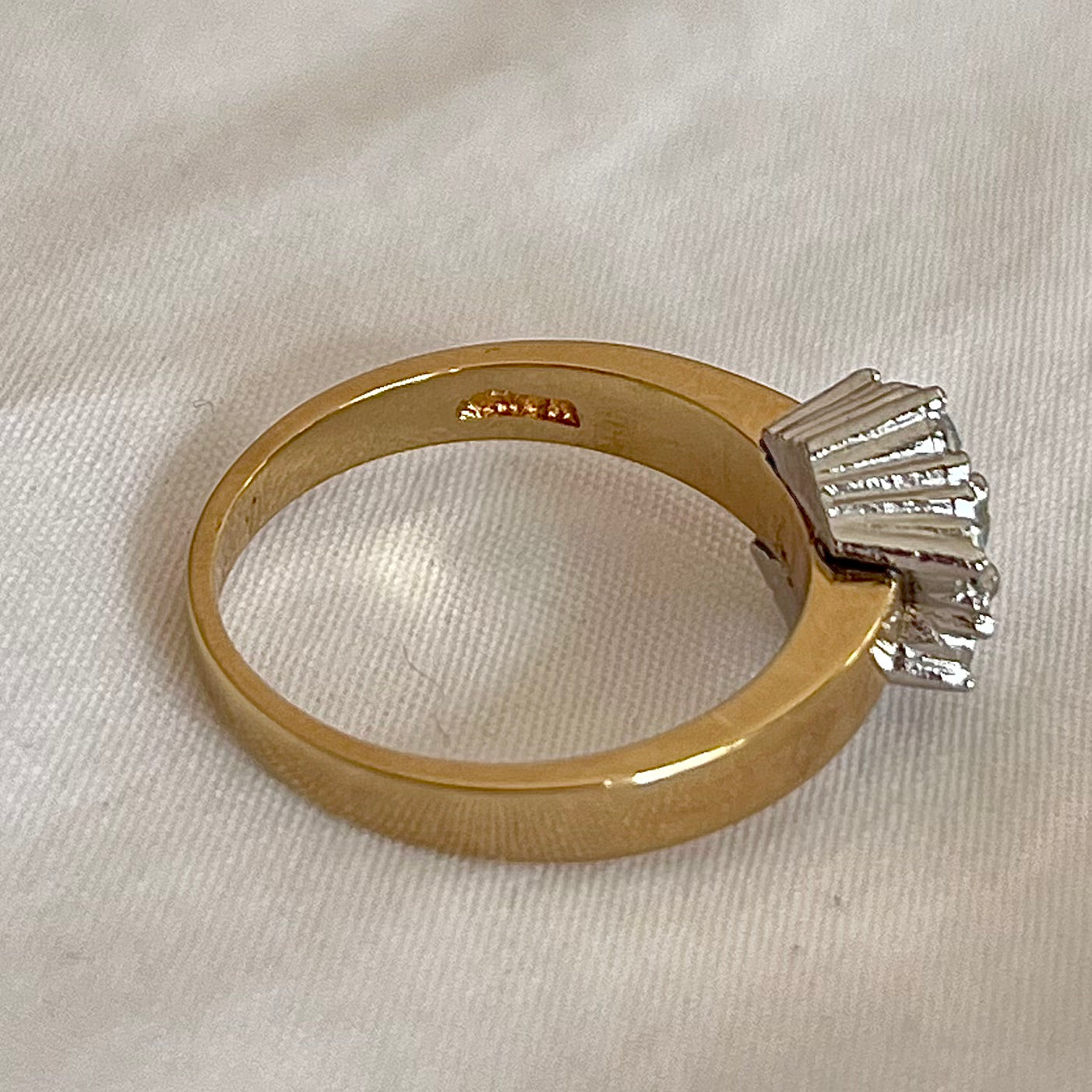 Avon Crystal Flower Ring